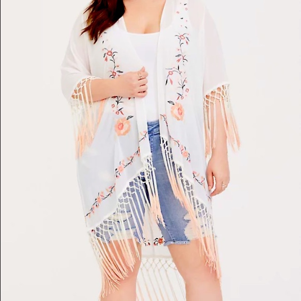 Torrid BNWOT Ivory chiffon Dip-Dye Fringe Kimono